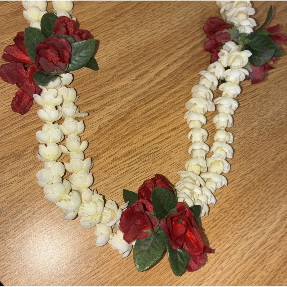 Pikake‎ Fabric Lei White Double Stranded With Red Roses 22